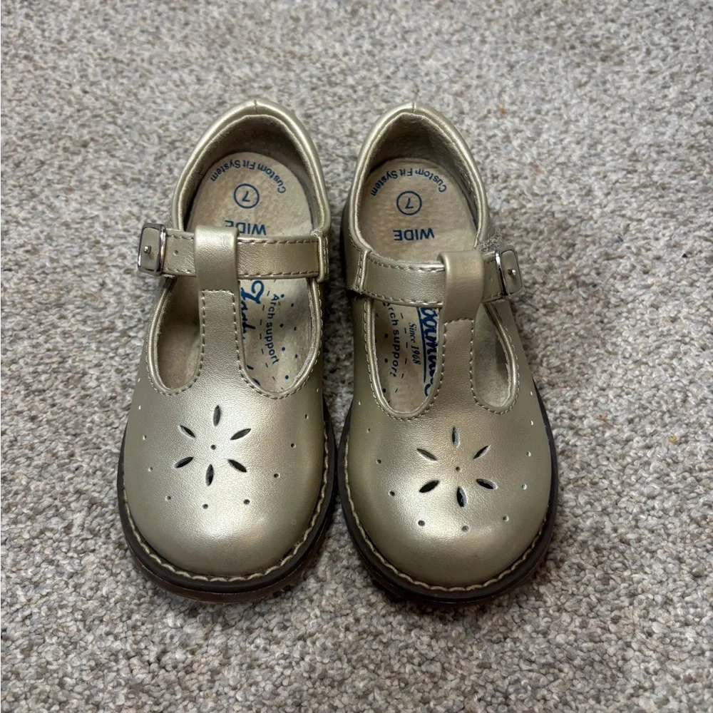 NWOT Footmates Sherry Velcro Mary Jane Shoes Toddler Girl Gold Flats 7 Wide